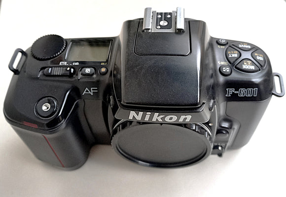 NIKON F-601 AF REFLEX ANALOGICA 35mm AUTOFOCUS Program Auto Manuale Motorizz. Flash Integrato CORPO USATO